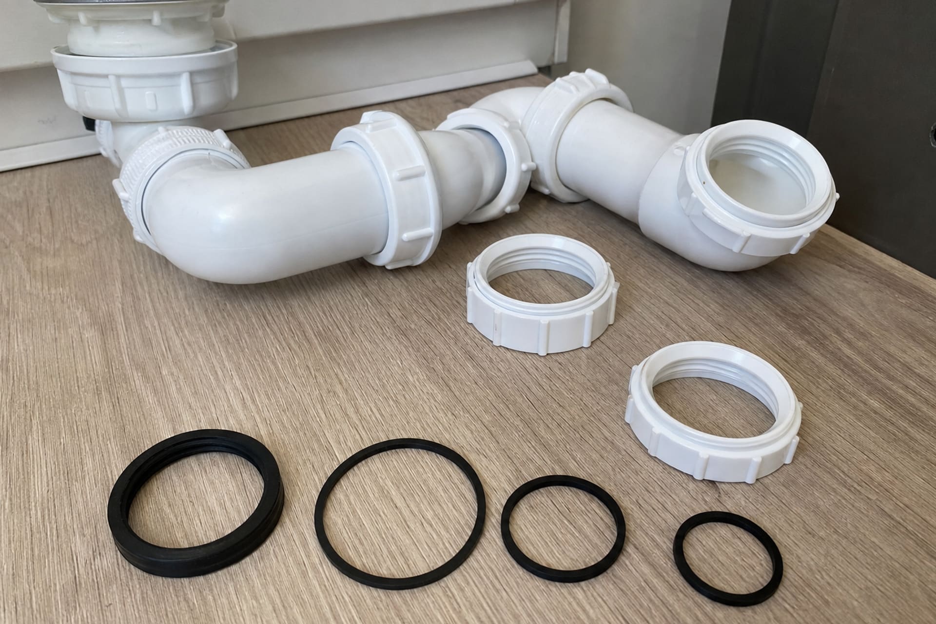 gros plan siphon démonté et joints neufs