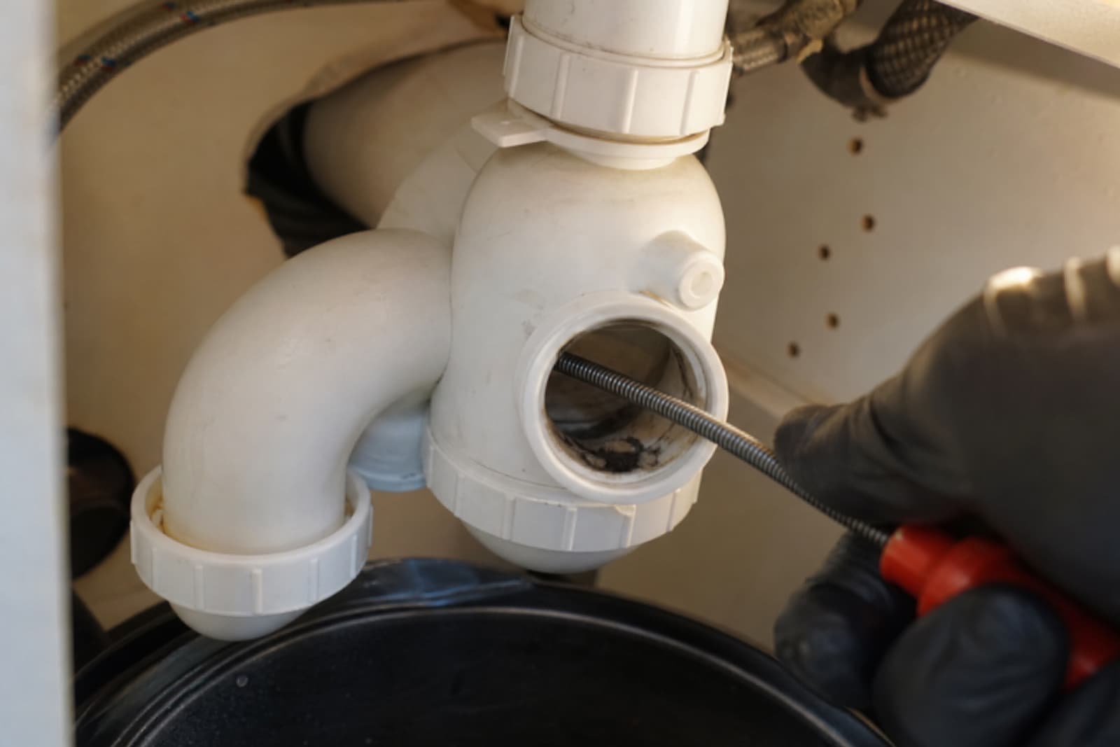 tige flexible insérée pour débouchage lavabo