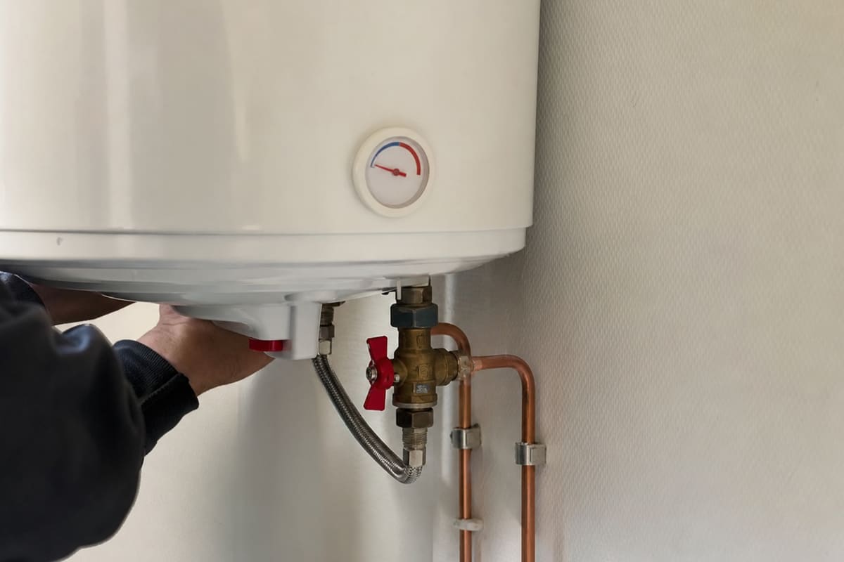 gros plan chauffe-eau et raccordements visibles